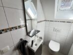 Neuwertige 2 1/2 Zimmer-Dachgeschoss mit traumhaftem Ausblick - Gäste-WC