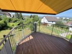 Neuwertige 2 1/2 Zimmer-Dachgeschoss mit traumhaftem Ausblick - Balkon mit Markise