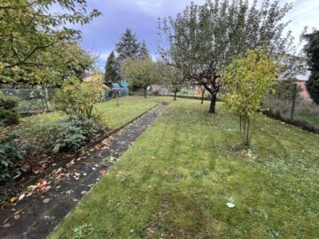 Einfamilienhaus mit großem Garten – sanierungsbedürftig mit viel Potenzial, 63505  Langenselbold, Doppelhaushälfte