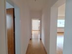 Viel Platz zum Leben – 4-Zimmer-Traum mit Sonnenbalkon - Flur zu den Schlafräumen