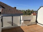 Renovierte, helle Dachgeschoß-ETW mit schicker EBK und Einbaumöbeln in Nied! - Balkon