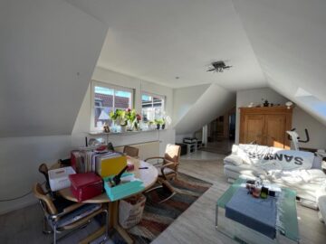 Gemütliche Dachgeschoss-Wohnung im Zentrum von Bad Vilbel, 61118 Bad Vilbel, Wohnung